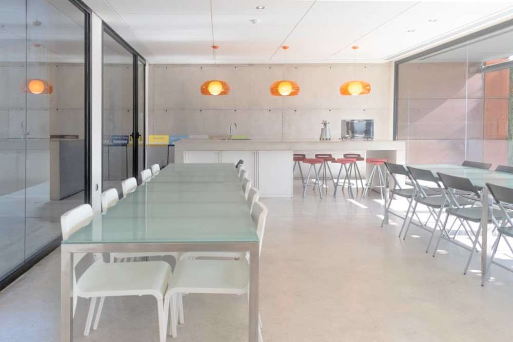 cafeteria-mesas-y-barra